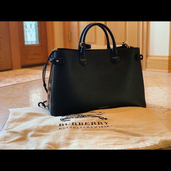 Burberry Handbags - Burberry large banner bag